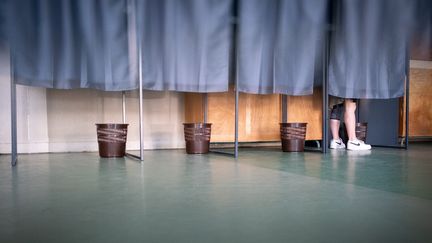 Un bureau de vote à Dinan (Côtes-d'Armor), le 12 juin 2022, lors du premier tour des élections législatives. (MARTIN BERTRAND / HANS LUCAS / AFP)