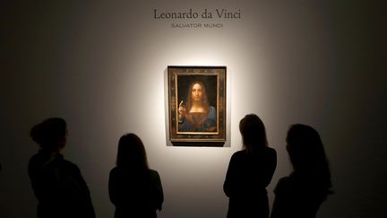 Le tableau "Salvator Mundi", exposé le&nbsp;24&nbsp;octobre 2017 à Londres (Royaume-Uni).&nbsp; (PETER NICHOLLS / REUTERS)