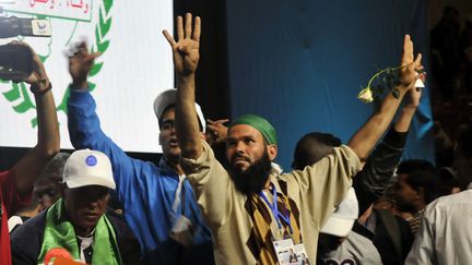 Des partisans d'Abdelaziz Bouteflika, lors d'un meeting &agrave; Alger (Alg&eacute;rie), le 13 avril 2014. (FAYCAL NECHOUD / CITIZENSIDE / AFP)