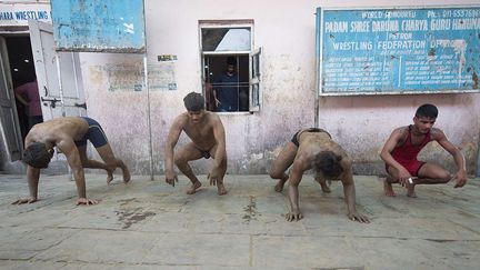 sont un mélange de mouvements de yoga, de gymnastique et d’exercices de musculation. Comme dans tous les arts martiaux, l’important n’est pas la force physique.  (Bi Xiaoyang/ Xinhua/SIPA)