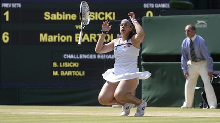 Marion Bartoli apr&egrave;s sa victoire contre Sabine Lisicki, en finale du tournoi de Wimbledon (Royaume-Uni), le 6 juillet 2013. (TOM JENKINS / THE GUARDIAN / SIPA)