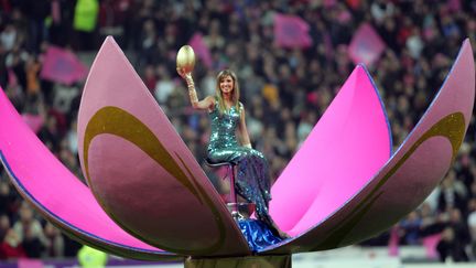 La Miss France Alexandra Rosenfeld tient un ballon en or au milieu d'un ballon g&eacute;ant, avant le coup d'envoi du match Stade Fran&ccedil;ais-Stade Toulousain, au Stade de France,&nbsp;&agrave; Saint-Denis, le 27 janvier 2007. (CHRISTOPHE SIMON / AFP)