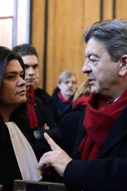 Raquel Garrido au tribunal de Béthune (Pas-de-Calais), avec Jean-Luc Mélenchon, le 10 décembre 2013. (DENIS CHARLET / AFP)