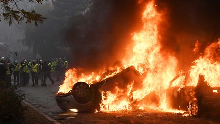 Des véhicules incendiés dans une rue de Paris le 1er décembre 2018.&nbsp; (ALAIN JOCARD / AFP)