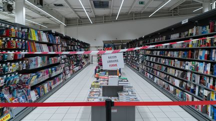 Dans le cadre du reconfinement, le gouvernement français avait déjà annoncé, le 30 octobre 2020, que les rayons livres et culture des grandes surfaces seraient temporairement fermés par souci d'équité entre grandes surfaces et librairies indépendantes. (SEBASTIEN RIEUSSEC / HANS LUCAS / AFP)