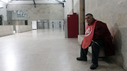 Un cheminot tient un piquet de gr&egrave;ve &agrave; la&nbsp;gare Rossio de Lisbonne (Portugal), le 24 novembre 2011. (HUGO CORREIA /&nbsp;REUTERS)