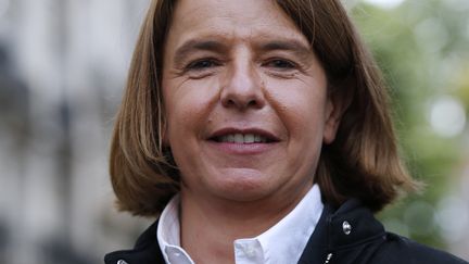 Véronique Avril, candidate de La République en marche dans la 2e circonscription de Seine-Saint-Denis, pose à l'entrée du musée du Quai Branly, à Paris, le 13 mai 2017. (CHARLY TRIBALLEAU / AFP)