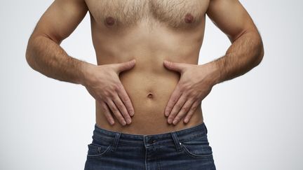 Photo d'illustration d'un homme tentant de calmer ses maux de ventre.&nbsp; (KLAUS VEDFELT / DIGITAL VISION / GETTY IMAGES)