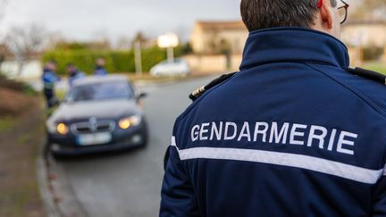 Un contrôle routier de la gendarmerie. Photo d'illustration. (MATHIEU HERDUIN / MAXPPP)