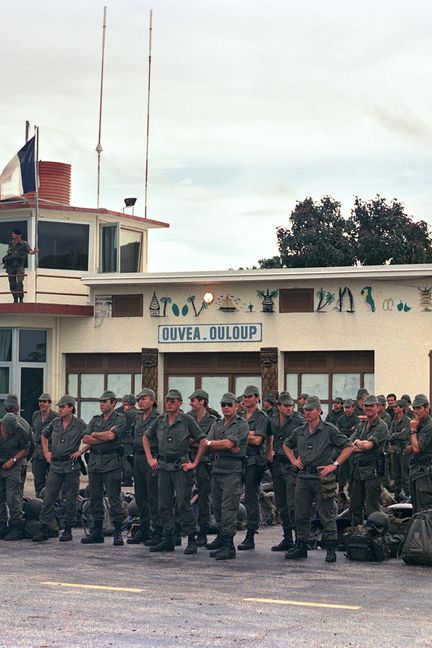 Des troupes de l'armée française attendent leur départ après la libération des otages de la grotte d'Ouvéa, le 5 mai 1988, à Ouvéa. L'assaut a fait 21 morts, 19 Kanaks et deux militaires. (REMY MOYEN / AFP)