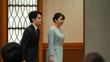 &nbsp;La princesse Mako (à droite) et Kei Komuro (à gauche) lors de la conférence de presse concernant leur mariage à Tokyo (Japon). (NICOLAS DATICHE / POOL)