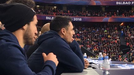 Dan Carter et Maxime Machenaud crispés en tribune lors de la finale de la Champions Cup entre le Racing et le Leinster