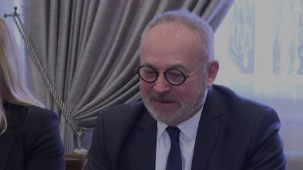 Plus de 140 élus ont signé un appel à la démission du sénateur Joël Guerriau, mardi 15 octobre. L'homme, accusé d'avoir drogué une députée, s'est mis en retrait de ses fonctions, sans démissionner.