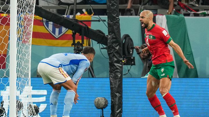 Sofyan Amrabat face à Ferran Torres lors du huitième de finale de la Coupe du monde entre le Maroc et l'Espagne au stade de la Cité de l'éducation, le 6 décembre 2022. (AYMAN AREF / NURPHOTO)