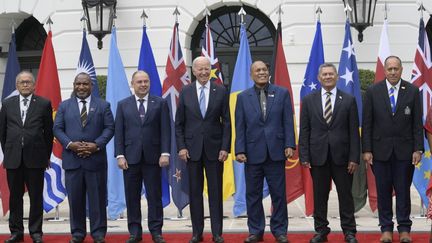 Le président américain, Joe Biden, entouré dirigeants du Forum des îles du Pacifique (PIF), le 25 septembre 2023, à Washington. (LENIN NOLLY / NURPHOTO / via AFP)