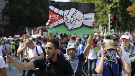 Des manifestants pro-palestiniens dans les rues de Bruxelles (Belgique), le 27 juillet 2014. (FRANCOIS LENOIR / REUTERS)