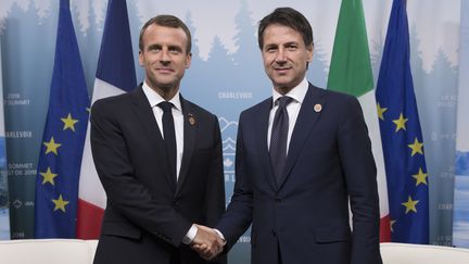 Emmanuel Macron et&nbsp;Giuseppe Conte, lors du G7 à Charlevoix (Québec, Canada), le 9 juin 2018.&nbsp; (IAN LANGSDON / AFP)