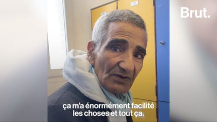 L’association Onze Mille Potes a créé ce service de bagagerie et laverie dans un quartier parisien pour venir en aide aux sans-abris. Pour Karim, cela lui a changé son quotidien. Brut est allé sur place.&nbsp; (BRUT / FRANCEINFO)