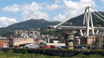 Les restes du pont Morandi, à Gênes,&nbsp;sont en cours de démolition. (DELPHINE EVENOU / FRANCE-INTER)