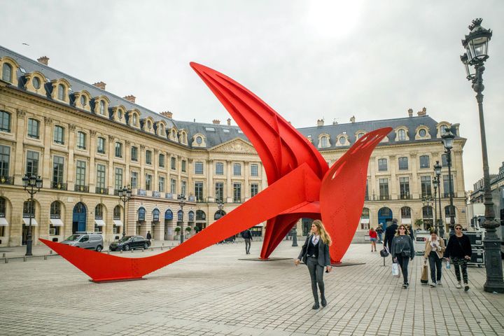 Le "Flying Dragon" d'Alexander Calder exposé place Vendôme, à Paris, dans le cadre de la Fiac "Hors les murs" (18 octobre 2021) (BRUNO LEVESQUE / MAXPPP)