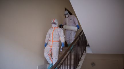 Des agents de santé déployés dans un immeuble de L'Aquila (Italie), le 3 mars 2021. (ANDREA MANCINI / NURPHOTO)