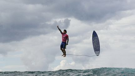 Le Brésilien Gabriel Medina lors de l'épreuve de surf des Jeux olympiques de Paris 2024 à Teahupo'o en Polynésie française, le 29 juillet 2024. (JEROME BROUILLET / AFP)