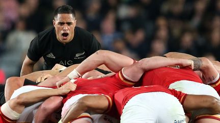 Le joueur des All Blacks Aaron Smith lors d'une mêlée face au pays de Galles, le 11 juin 2016, à Auckland (Nouvelle-Zélande). (MICHAEL BRADLEY / AFP)