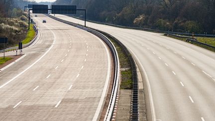 Une autoroute déserte en Sxe (Allemagne), le 5 avril 2020. (PETER ENDIG / DPA-ZENTRALBILD)