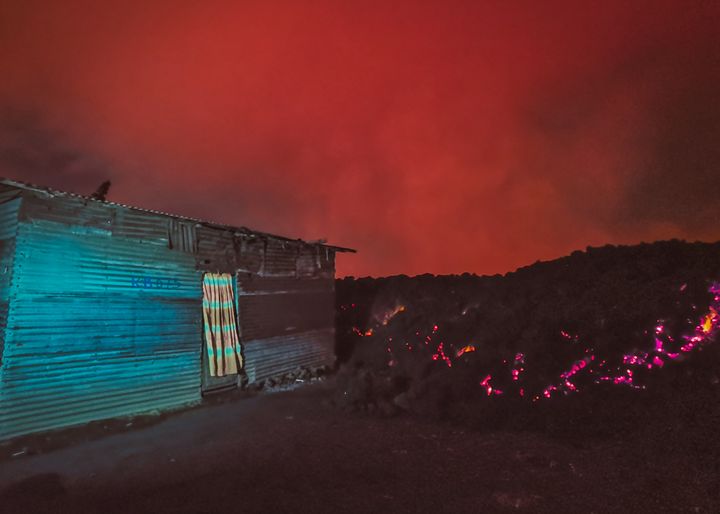 La coulée de lave du volcan Nyiragongo&nbsp;s'est arrêtée net devant cette habitation en tôle à Goma, le 22 mai 2021. (Don Juan Masudi)