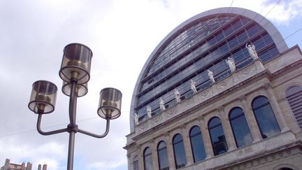 Vue de la façade de l'Opéra de Lyon, le 16 février 2000. (ERIC CABANIS / AFP)