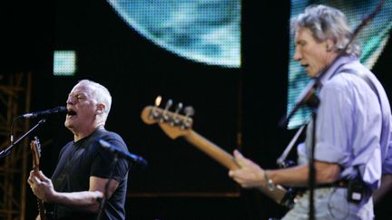 David Gilmour (&agrave; gauche) et Roger Waters, respectivement chanteur et bassiste de&nbsp;Pink Floyd, lors du retour du groupe sur sc&egrave;ne, le 2 juillet 2005 &agrave; Londres. (LEFTERIS PITARAKIS / AP / SIPA)