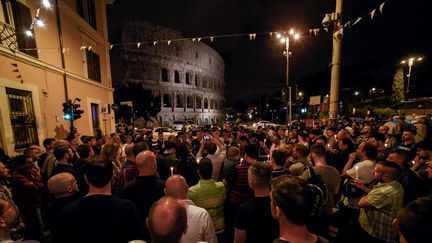 Des italiens réunis devant le Colisée, à Rome, portent des bougies en mémoire des victimes, le 12 juin 2016. (ANDREAS SOLARO / AFP)