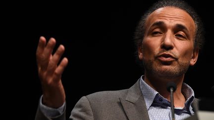 Le théologien suisse Tariq Ramadan durant une conférence, le 26 mars 2016, à Bordeaux. (MEHDI FEDOUACH / AFP)