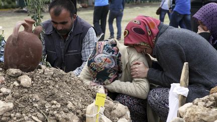 &nbsp; (Des familles des victimes de l'explosion de la mine de Soma © Reuters)