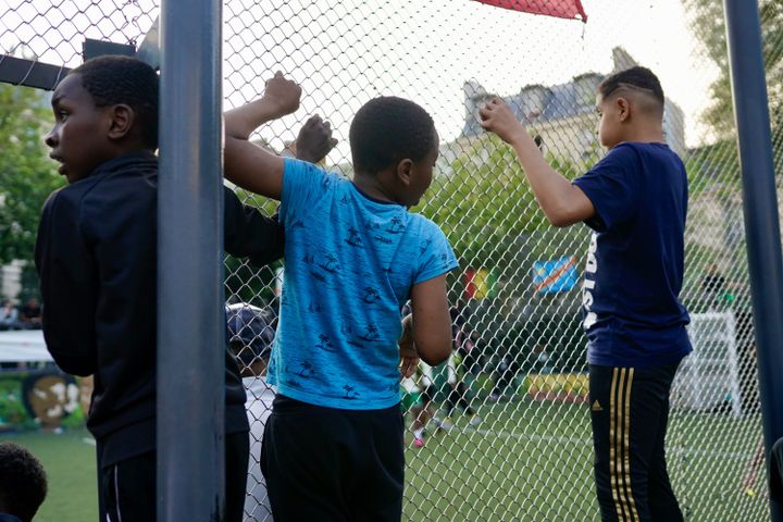 Des jeunes spectateurs lors de la CAN de la Goutte d'Or, à Paris, le 1er juillet 2021. (PIERRE-LOUIS CARON / FRANCEINFO)