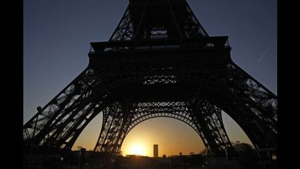 Lever de soleil derrière la tour Eiffel
 ( Michel Euler/AP/SIPA)