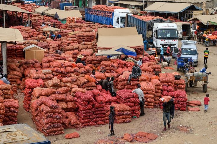 Le marché aux oignons de Camberene à Dakar. (SEYLLOU / AFP)