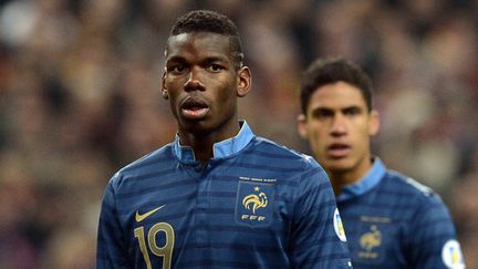 Paul Pogba devant Raphaël Varane (FRANCK FIFE / AFP)