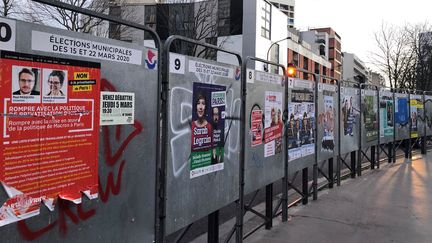 Des panneaux électoraux pour les élections municipales à Paris. (NOÉMIE BONNIN / RADIO FRANCE)