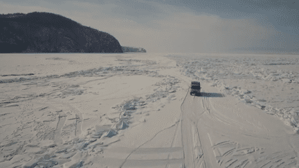 France 2 vous emmène en Russie, sur les eaux gelées du lac Baïkal. Aujourd'hui, plongeon sous la glace, puisque le Baïkal rassemble à lui seul presque un quart des réserves d'eau douce de la planète. (FRANCE 2)