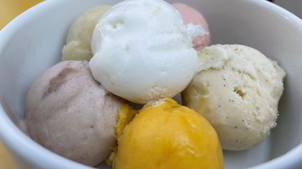 Une coupe de boules de glaces, le petit plaisir de l'été que l'on peut prolonger jusqu'à l'hiver... (FRANCK DAUMAS / RADIO FRANCE)