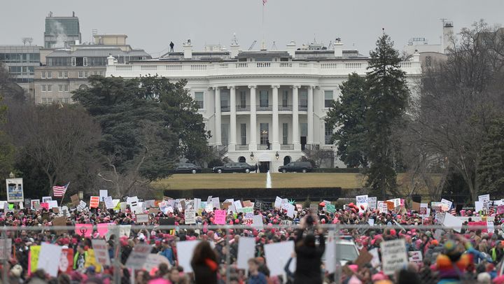 Des centaines de milliers de manifestants se rassemblent devant la Maison Blanche, à Washington (Etats-Unis), le 21 janvier 2017. (ANDREW CABALLERO-REYNOLDS / AFP)