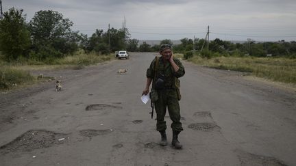 Un militien &agrave; la fronti&egrave;re entre l'Ukraine et la Russie &agrave; Izvarino, le 26 juin 2014. (VALERIY MELNIKOV / RIA NOVOSTI / AFP)