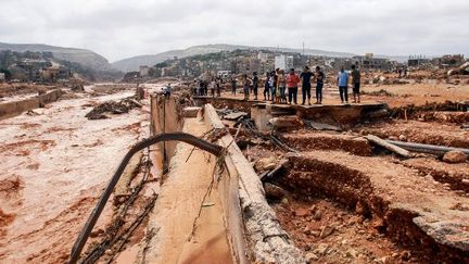 Des habitants observent les dégâts causés par les inondations à Derna, dans l’est de la Libye, le 11 septembre 2023. (- / AFP)