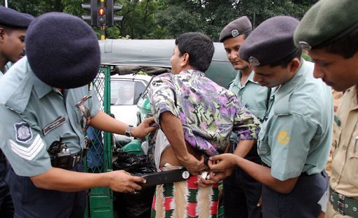 Des policiers bangladesh lors d'une opération de fouille à Dacca le 7 septembre 2005 (Reuters - Rafiqur Rahman RR/TY)