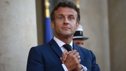 Emmanuel Macron sur le perron de l'Elysée à Paris le 28 juillet 2022 (JULIEN MATTIA / LE PICTORIUM / MAXPPP)