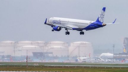 Un avion de la compagnie aérienne biélorusse Belavia en phase de décollage, le 26 mai 2021 à Francfort (Allemagne). (ANDREAS ARNOLD / AFP)