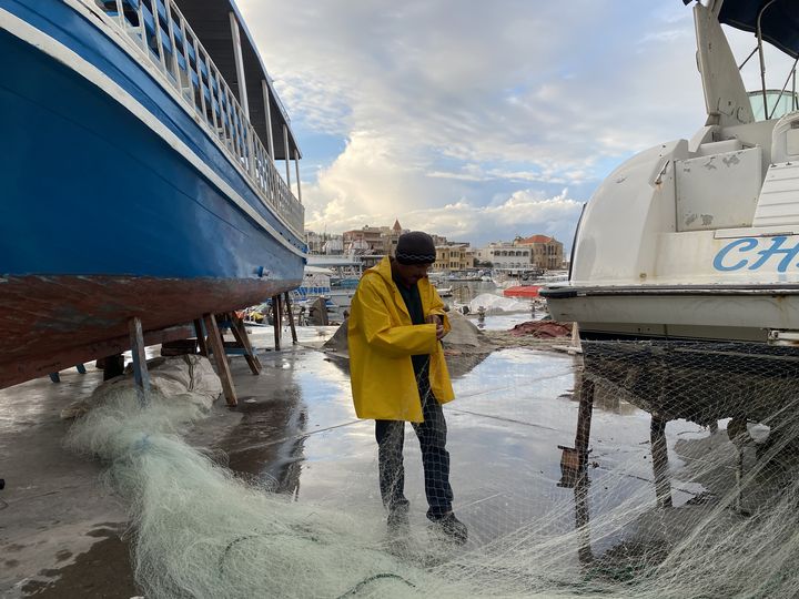 Le pêcheur Hassan Ibrahim répare ses filets avant de reprendre la mer depuis le port de Tyr (Liban), le 11 janvier 2024. (RAPHAEL GODET / FRANCEINFO)