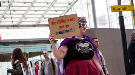 Une manifestation contre le harcèlement dans les transports, à la gare du Nord, à Paris, le 16 avril 2015. (CITIZENSIDE / AFP)