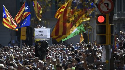 Une manifestation à Barcelone, pour protester contre l'intervention de la police espagnole contre le référendum d'autodétermination, le 20 septembre 2017. &nbsp; (LLUIS GENE / AFP)